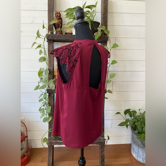Express: Stylish Burgundy Top with Lace Details - Picture 13 of 17
